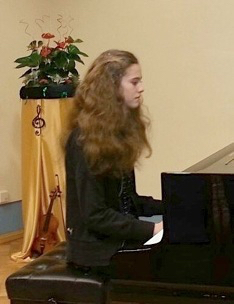 Jessica Fitzgerald, Klavier-Solo, Grade 5, Mit hervorragendem Erfolg, ‘Distinction’, 1st Class, 130 Punkte